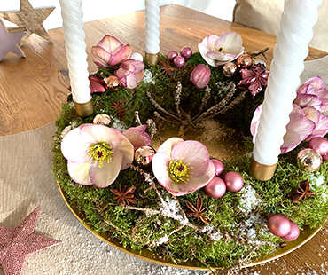 Moss wreath with Snow Roses