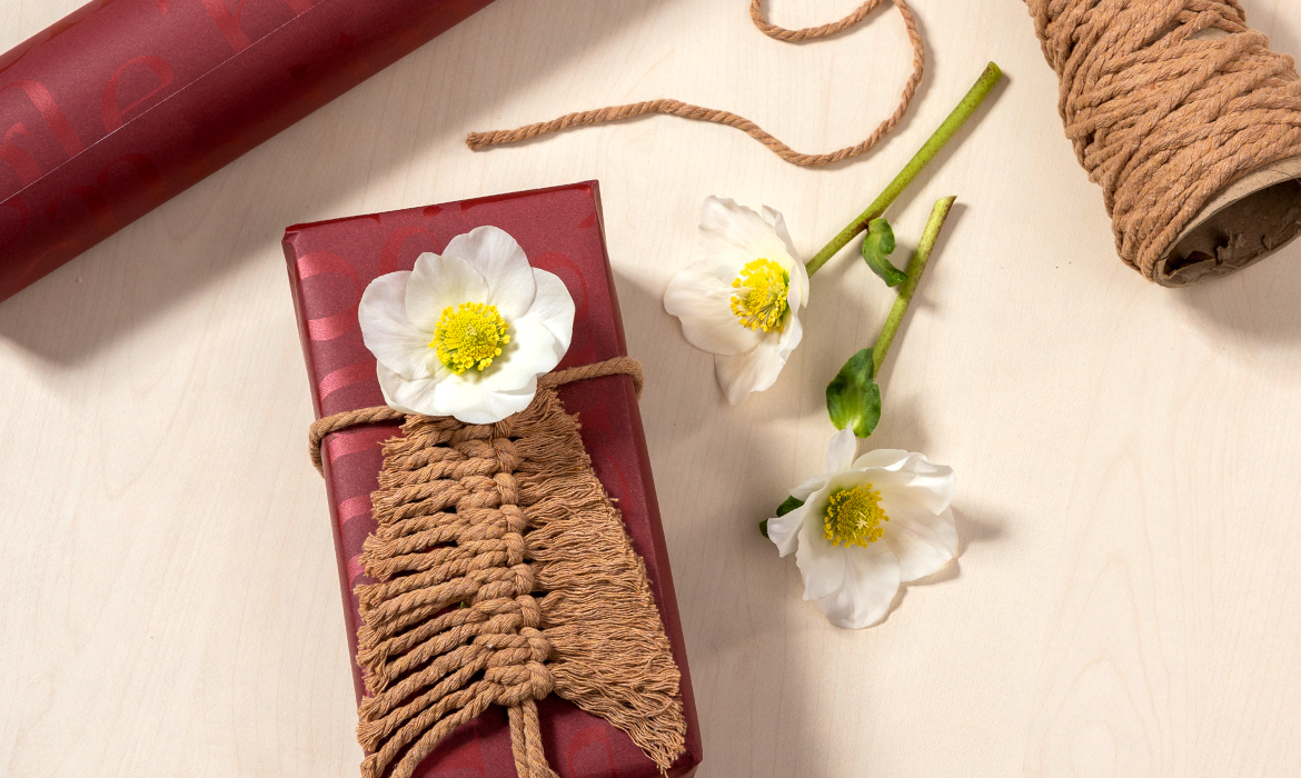 Macramé Christmas TREE WITH CHRISTMAS ROSE FLOWER